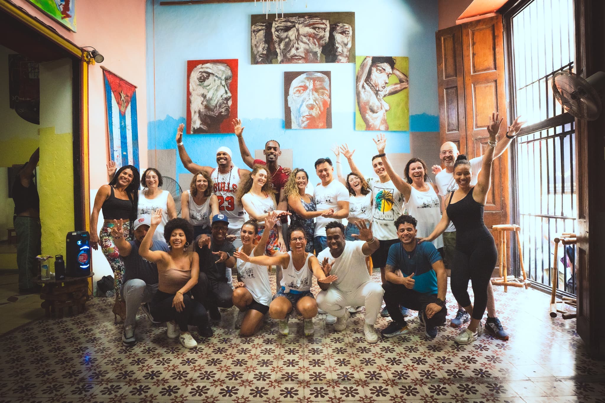 Un groupe d'élèves en voyage salsa avec leur professeur
